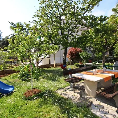 Apartmán Sabina Mit Schoenem Garten, Ruhige Lage Poreč