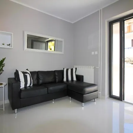 Appartamento Sabina Mit Schoenem Garten, Ruhige Lage